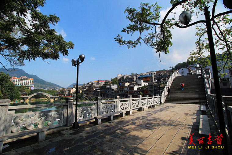 连接心路 连通世界——黄永玉与吉首的桥2.jpg