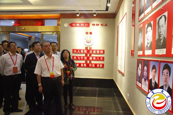 中央祝贺团副团长路晓峰一行参观我校文化教育场馆